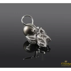 PENDIENTES Pendientes en oro blanco perla tahití y cuajado de diamantes.