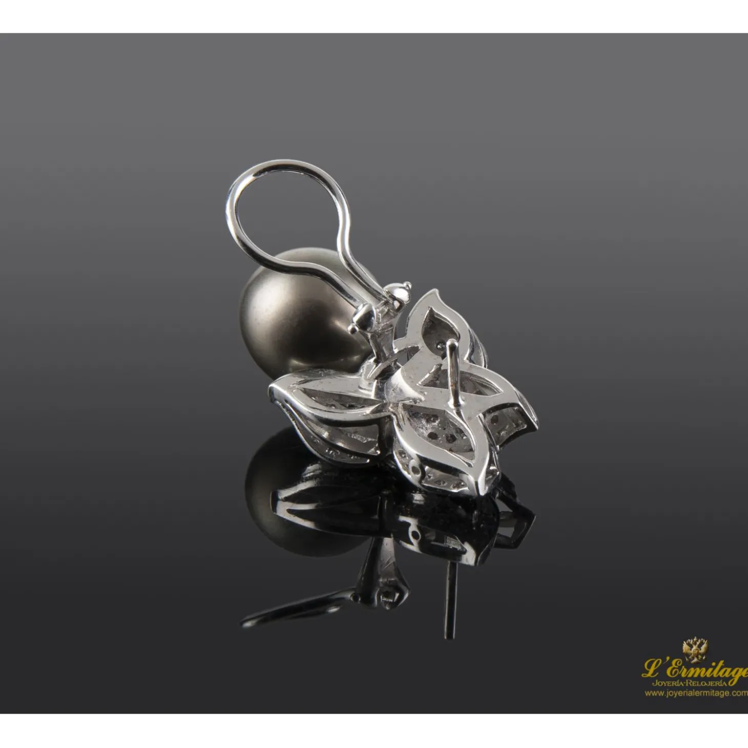 PENDIENTES Pendientes en oro blanco perla tahití y cuajado de diamantes.