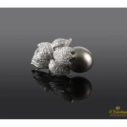 PENDIENTES Pendientes en oro blanco perla tahití y cuajado de diamantes.