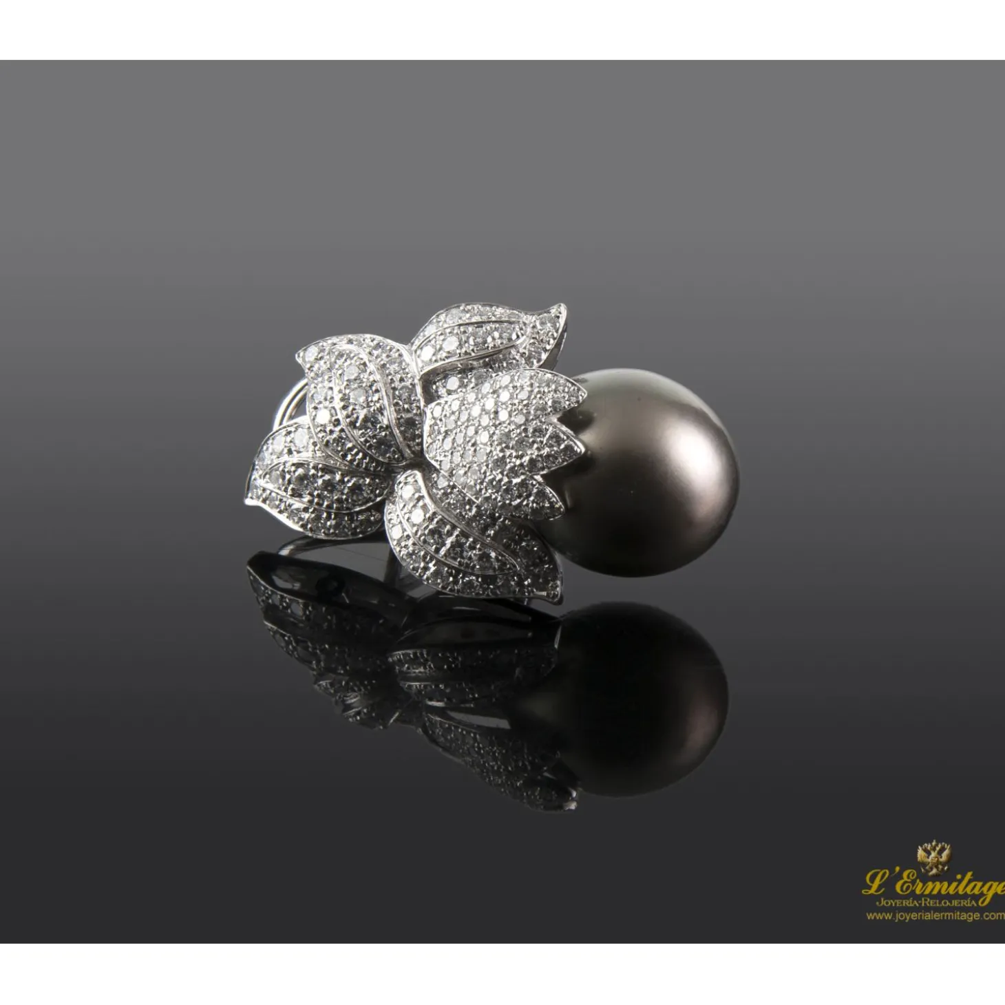 PENDIENTES Pendientes en oro blanco perla tahití y cuajado de diamantes.