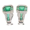 PENDIENTES Pendientes en oro blanco con esmeraldas y brillantes.