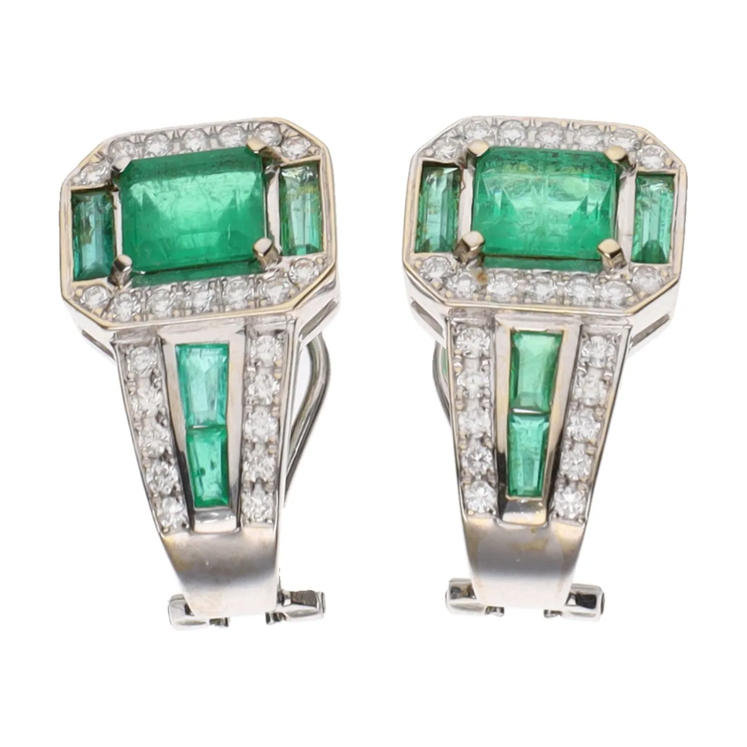 PENDIENTES Pendientes en oro blanco con esmeraldas y brillantes.