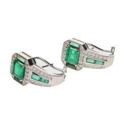 PENDIENTES Pendientes en oro blanco con esmeraldas y brillantes.