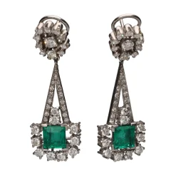PENDIENTES Pendientes en oro blanco con esmeraldas y brillantes.