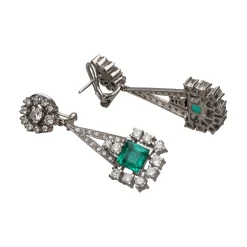 PENDIENTES Pendientes en oro blanco con esmeraldas y brillantes.