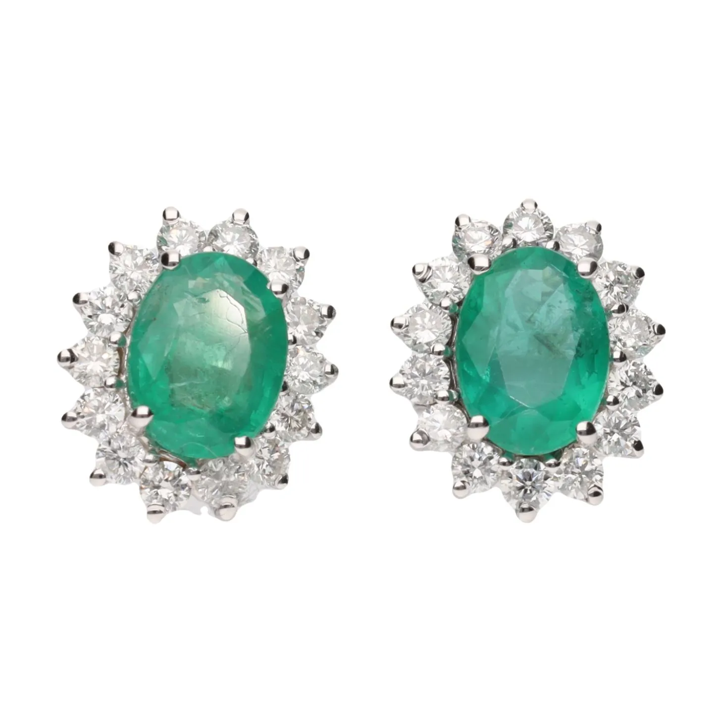 PENDIENTES Pendientes en oro blanco con esmeraldas y orla de brillantes.