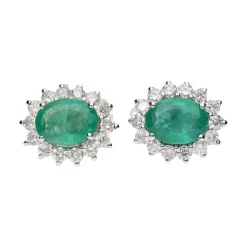 PENDIENTES Pendientes en oro blanco con esmeraldas y orla de brillantes.