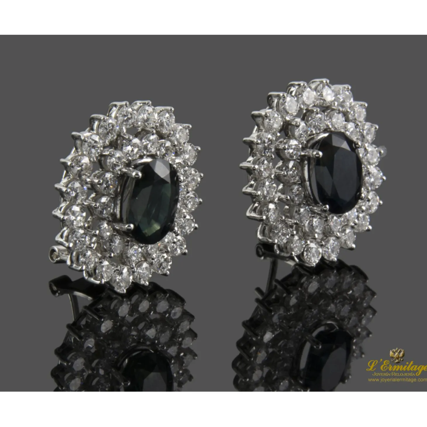 PENDIENTES Pendientes en oro blanco con zafiros y orlas de brillantes.