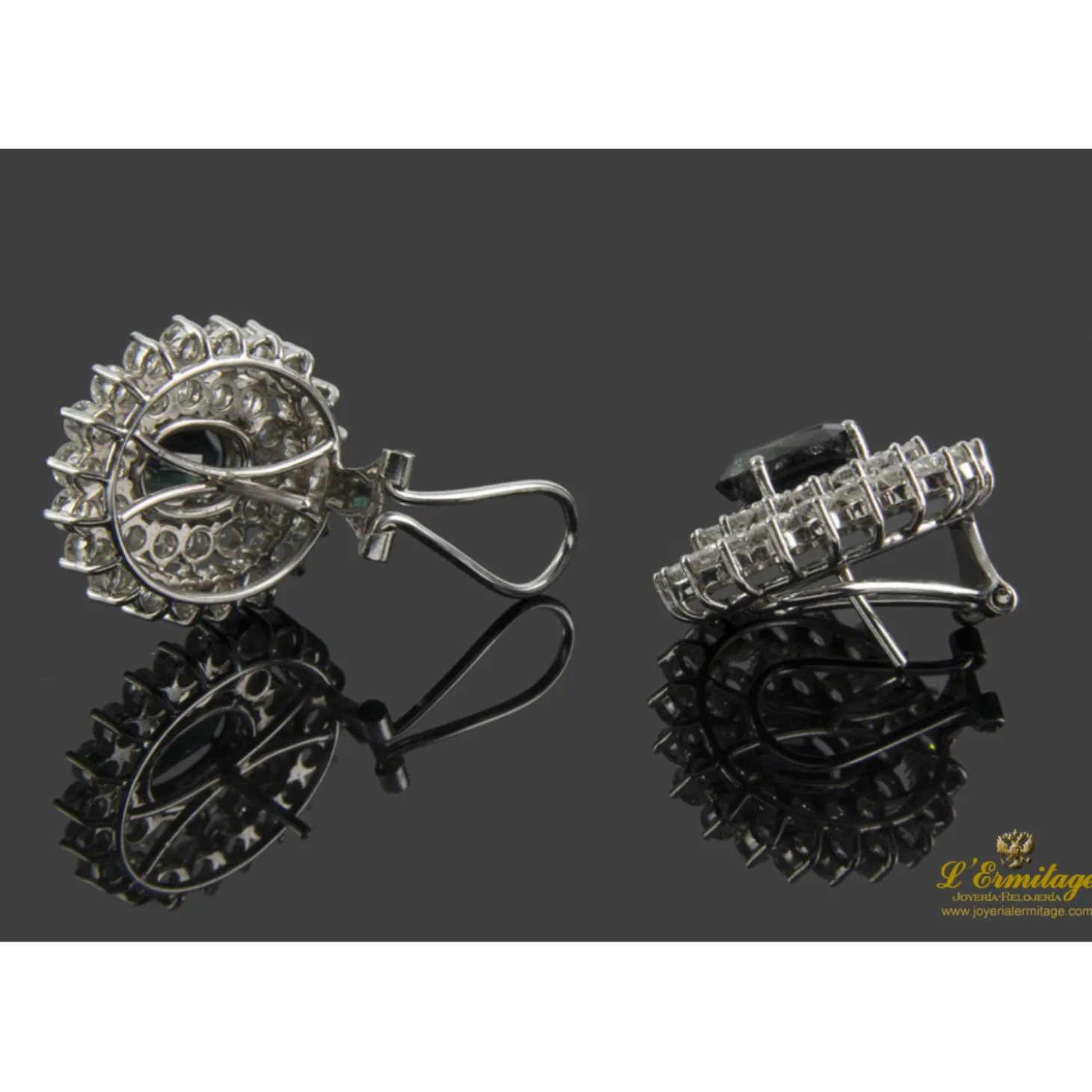 PENDIENTES Pendientes en oro blanco con zafiros y orlas de brillantes.