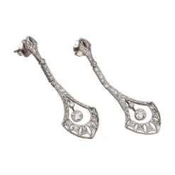 PENDIENTES Pendientes en oro blanco y diamantes.
