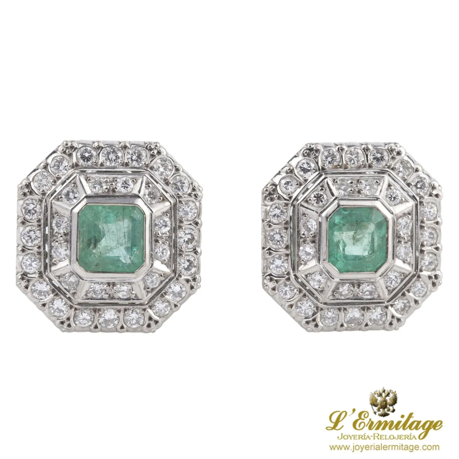 PENDIENTES Pendientes en oro blanco con esmeraldas y diamantes.