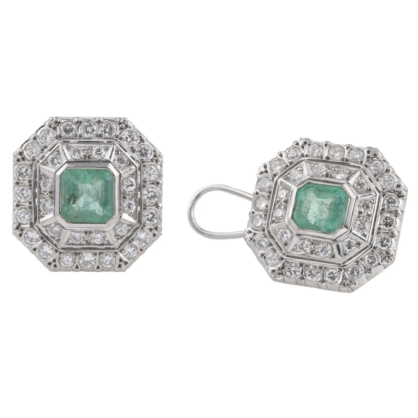 PENDIENTES Pendientes en oro blanco con esmeraldas y diamantes.