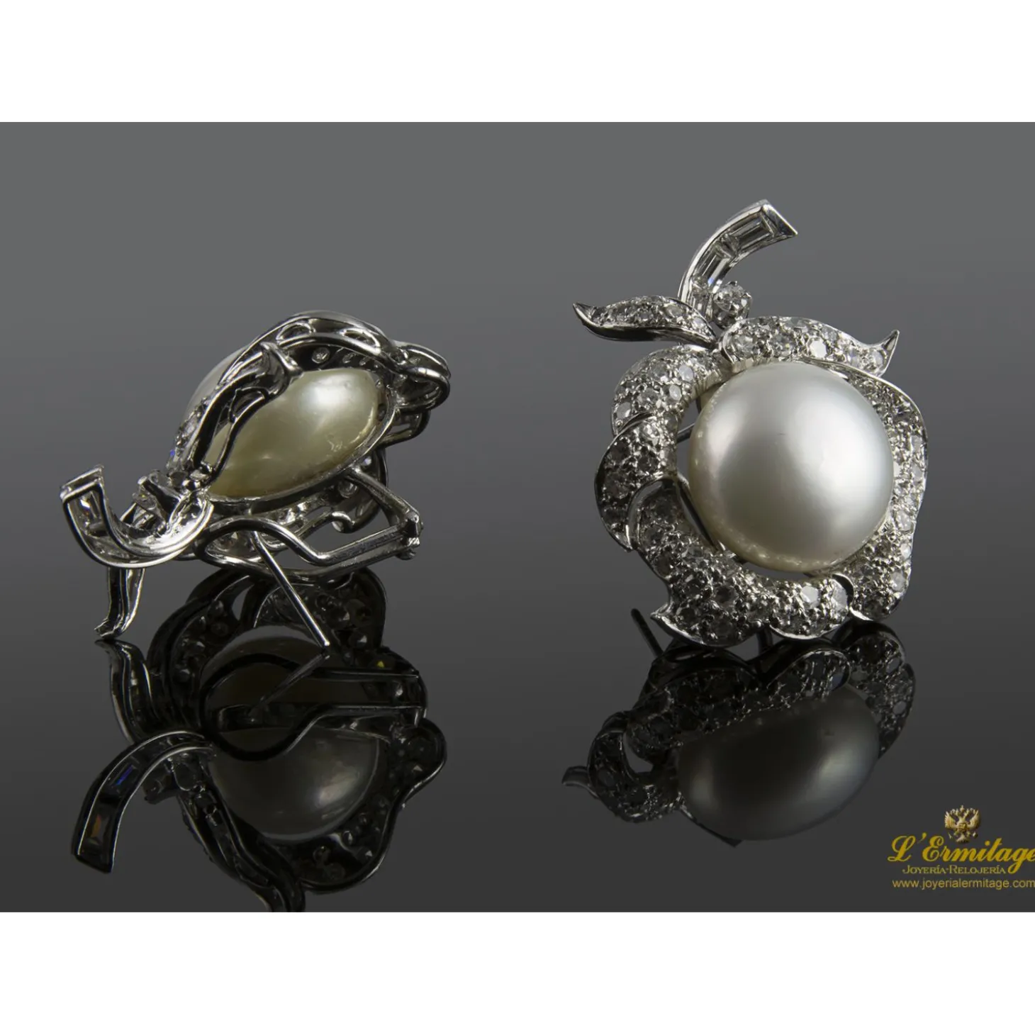 PENDIENTES Pendientes en oro blanco con perlas y brillantes.