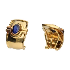 PENDIENTES Pendientes en oro amarillo con zafiros.