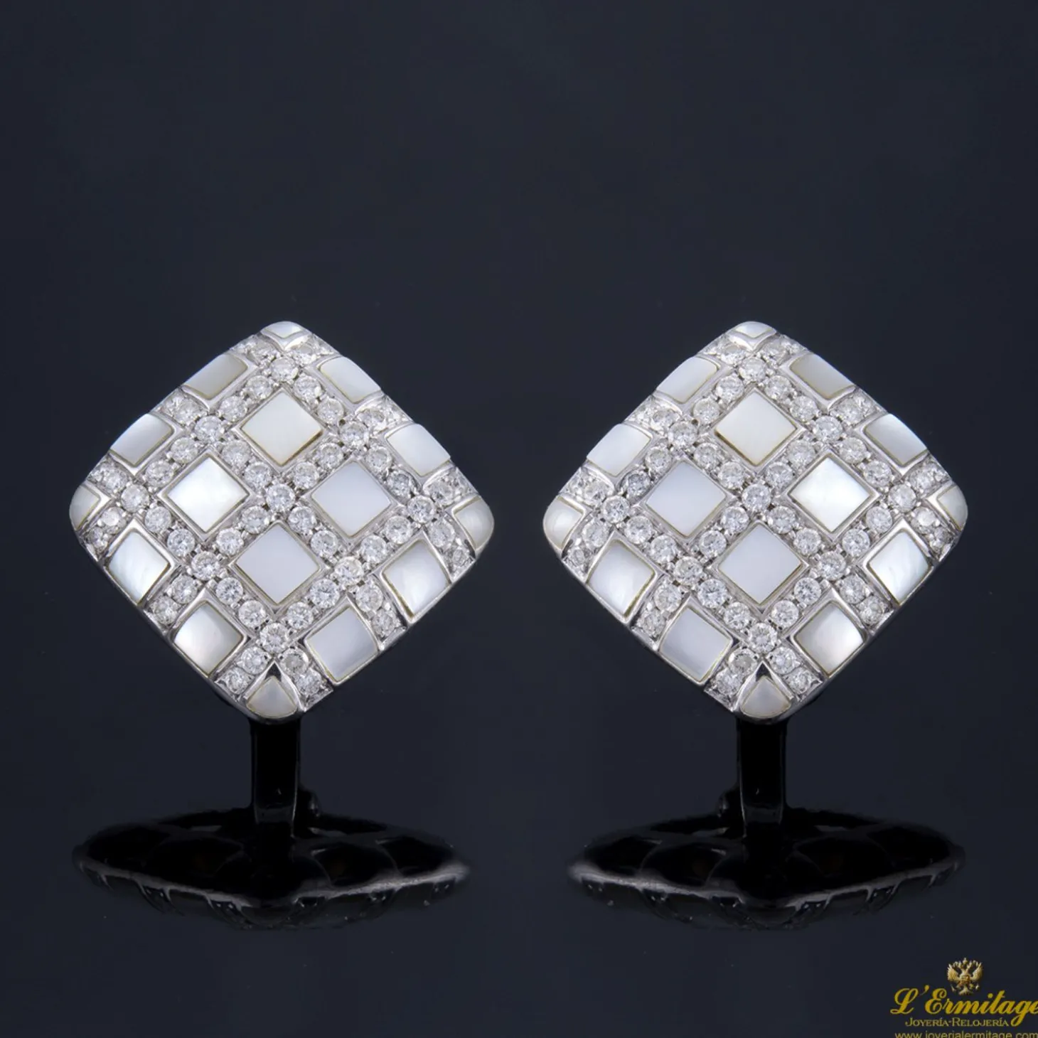PENDIENTES Pendientes en oro blanco con madreperla y diamantes.