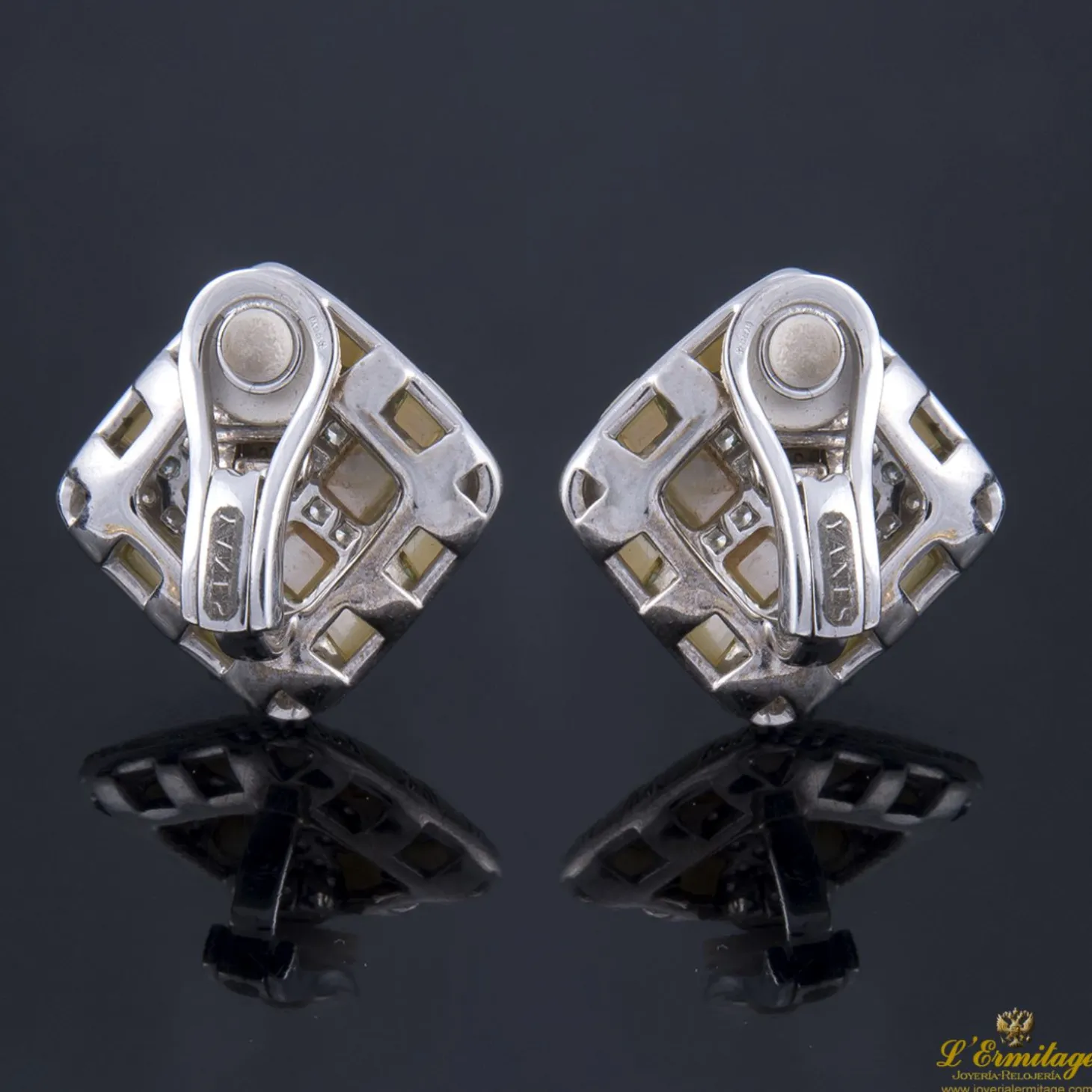 PENDIENTES Pendientes en oro blanco con madreperla y diamantes.