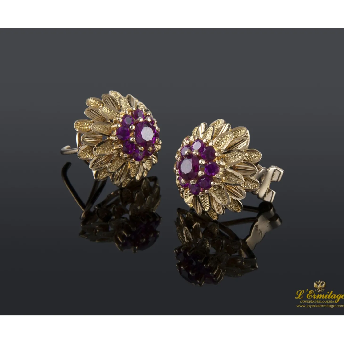 PENDIENTES Pendientes en oro amarillo y rubíes.
