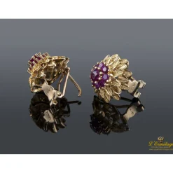 PENDIENTES Pendientes en oro amarillo y rubíes.