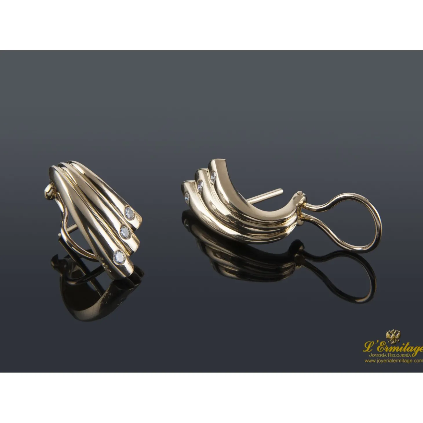 PENDIENTES Pendientes en oro amarillo con brillantes.