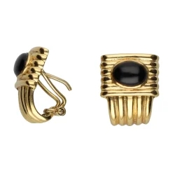 PENDIENTES Pendientes en oro amarillo con onix.