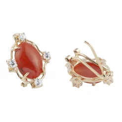 PENDIENTES Pendientes en oro amarillo con coral y diamantes.