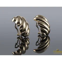 PENDIENTES Pendientes en oro amarillo con motivos en forma de gayones