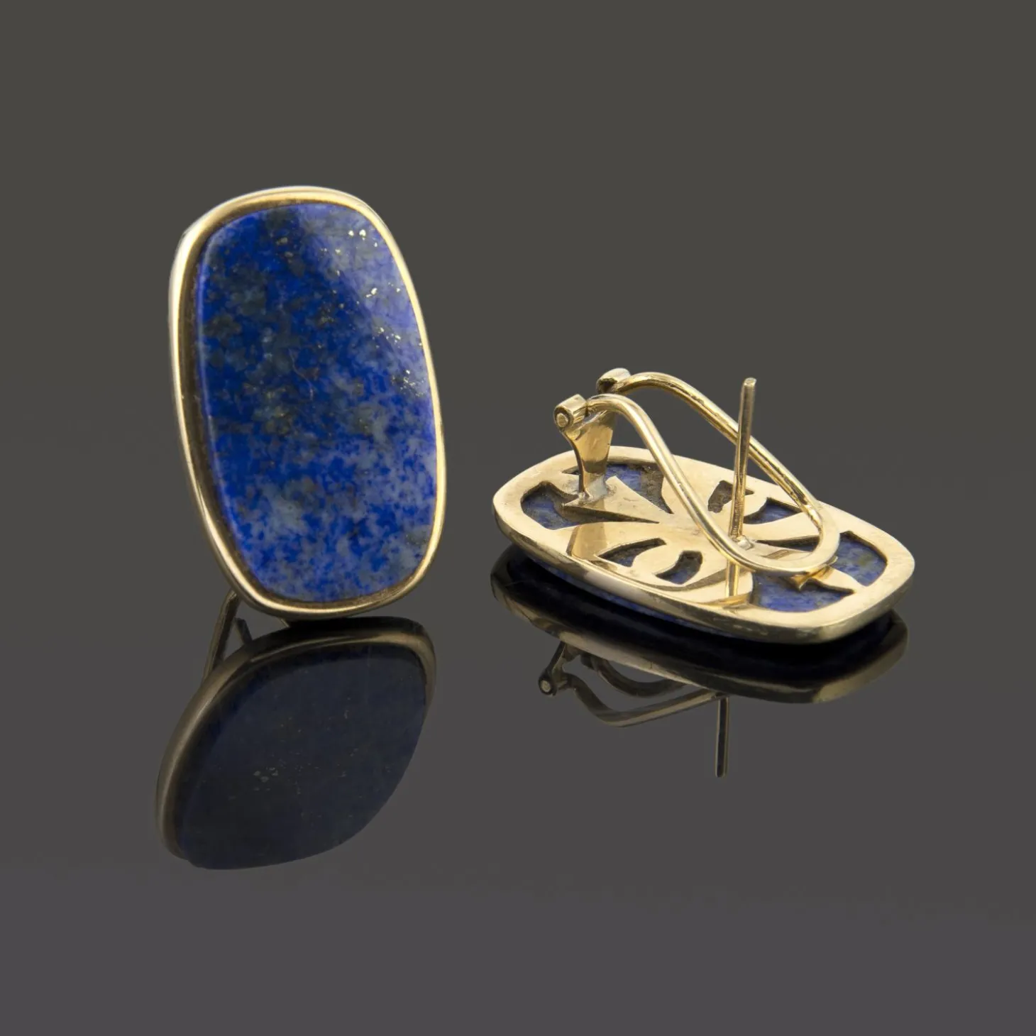 PENDIENTES Pendientes en oro amarillo y lapislazuli.