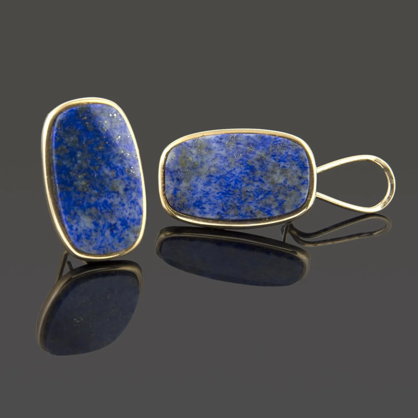PENDIENTES Pendientes en oro amarillo y lapislazuli.