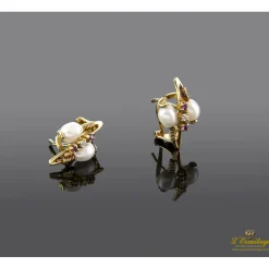 PENDIENTES Pendientes en oro amarillo con perlas rubíes y brillantes.