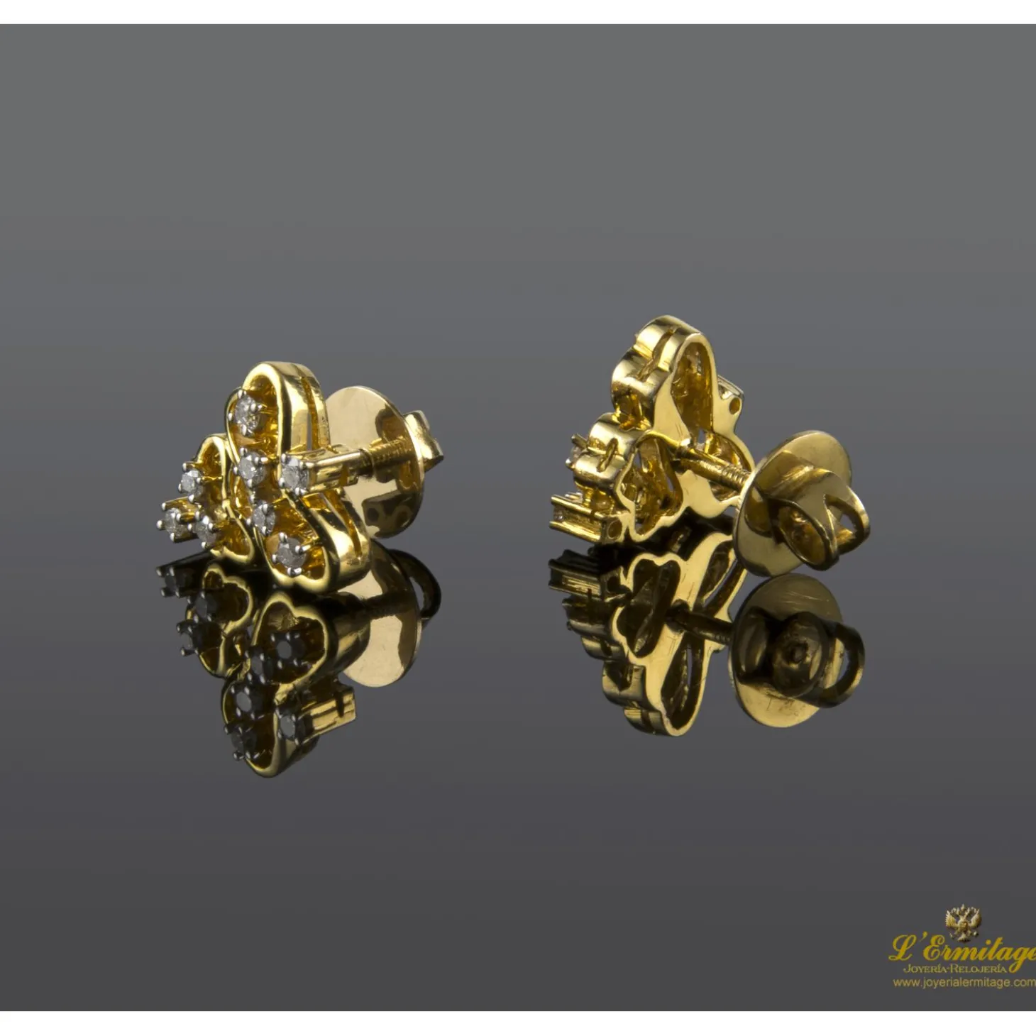 PENDIENTES Pendientes en oro amarillo con brillantes.