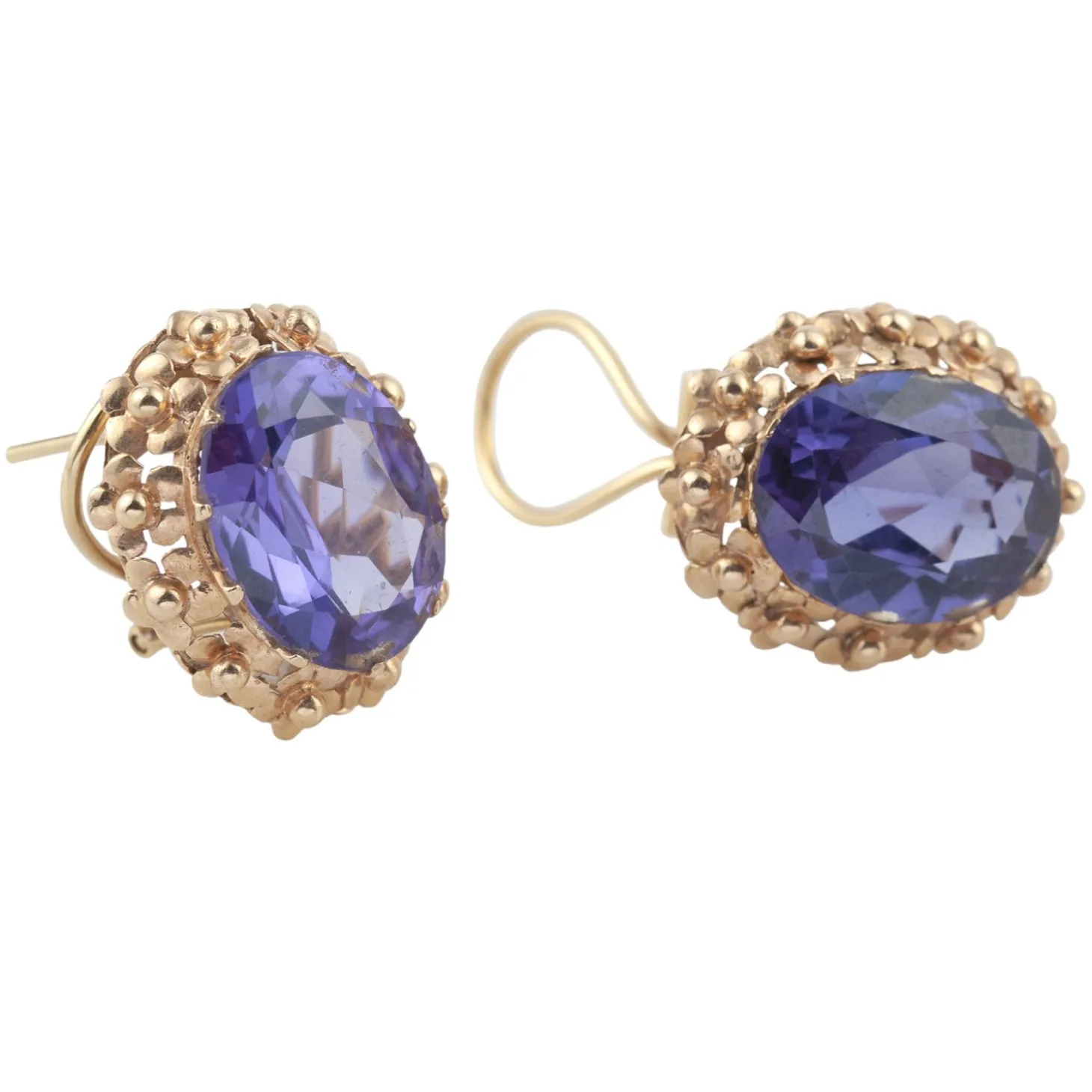 PENDIENTES Pendientes en oro amarillo y amatistas.