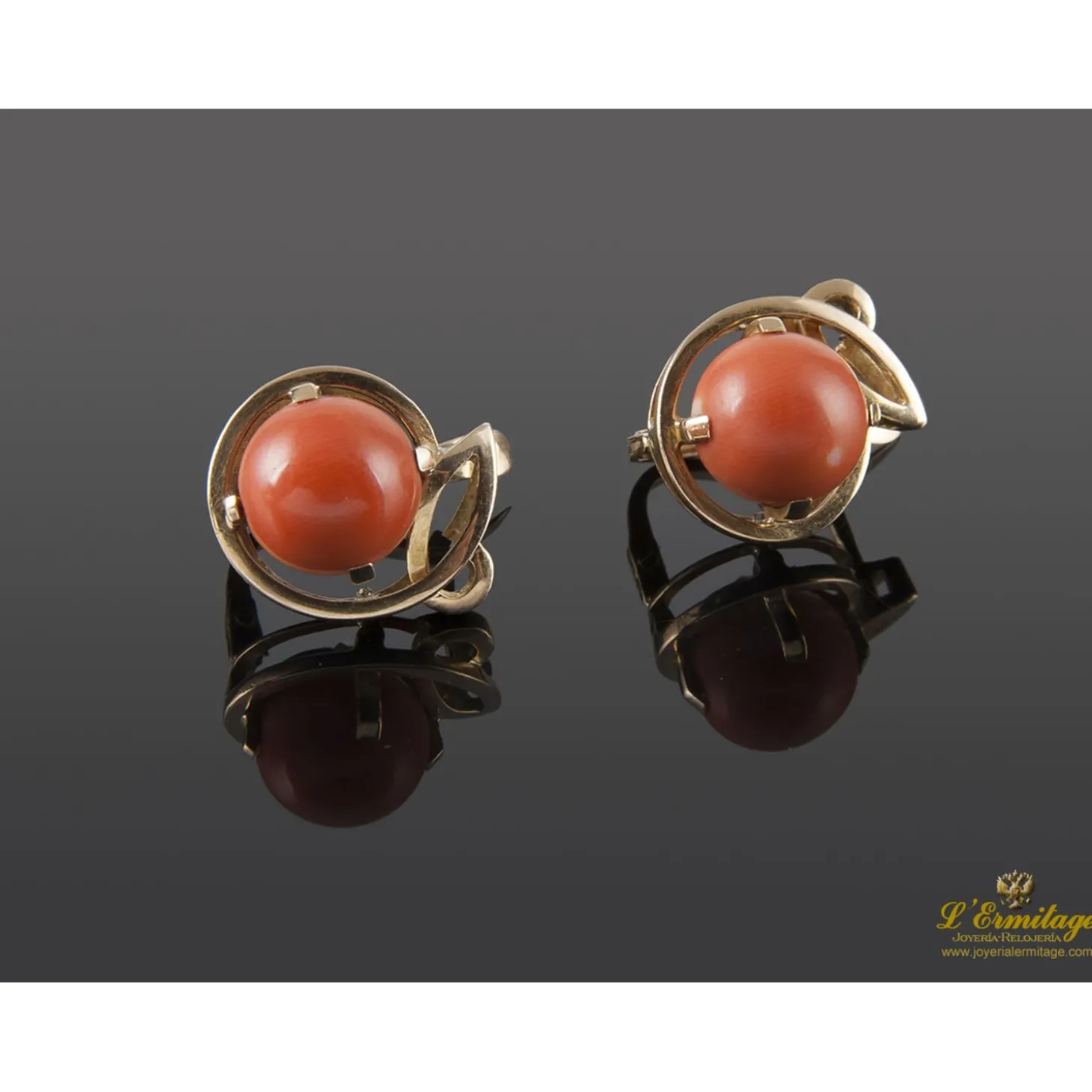 PENDIENTES Pendientes en oro amarillo con coral.
