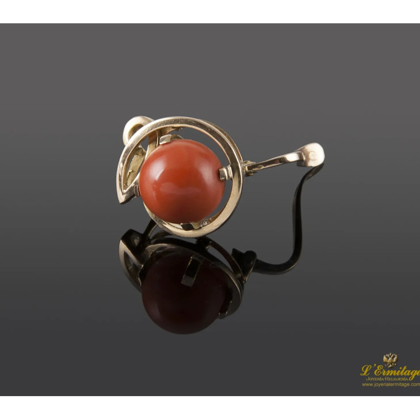 PENDIENTES Pendientes en oro amarillo con coral.