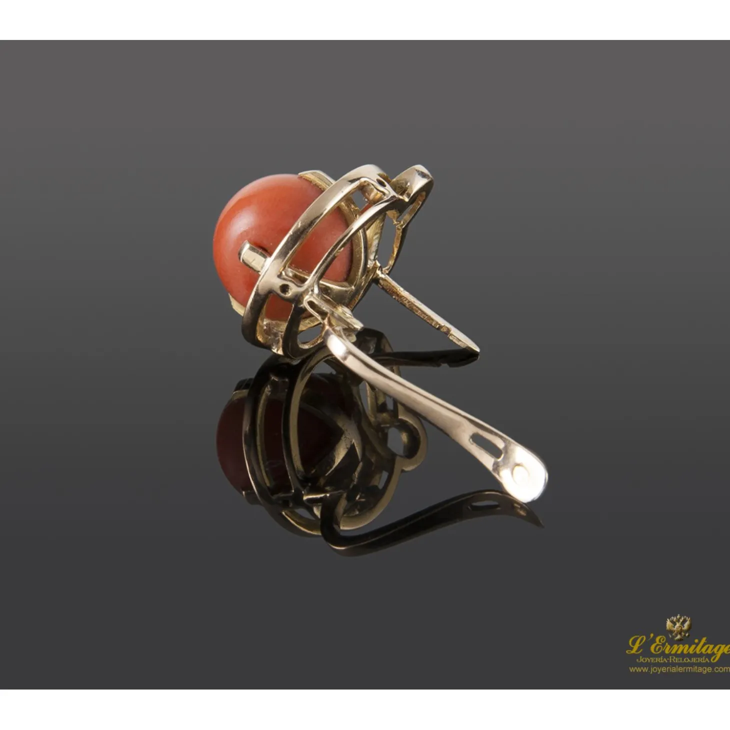 PENDIENTES Pendientes en oro amarillo con coral.