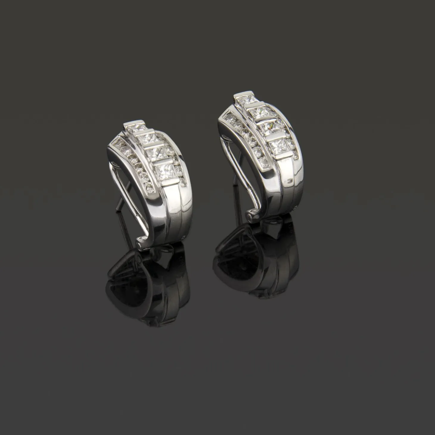 PENDIENTES Pendientes en oro blanco con diamantes.
