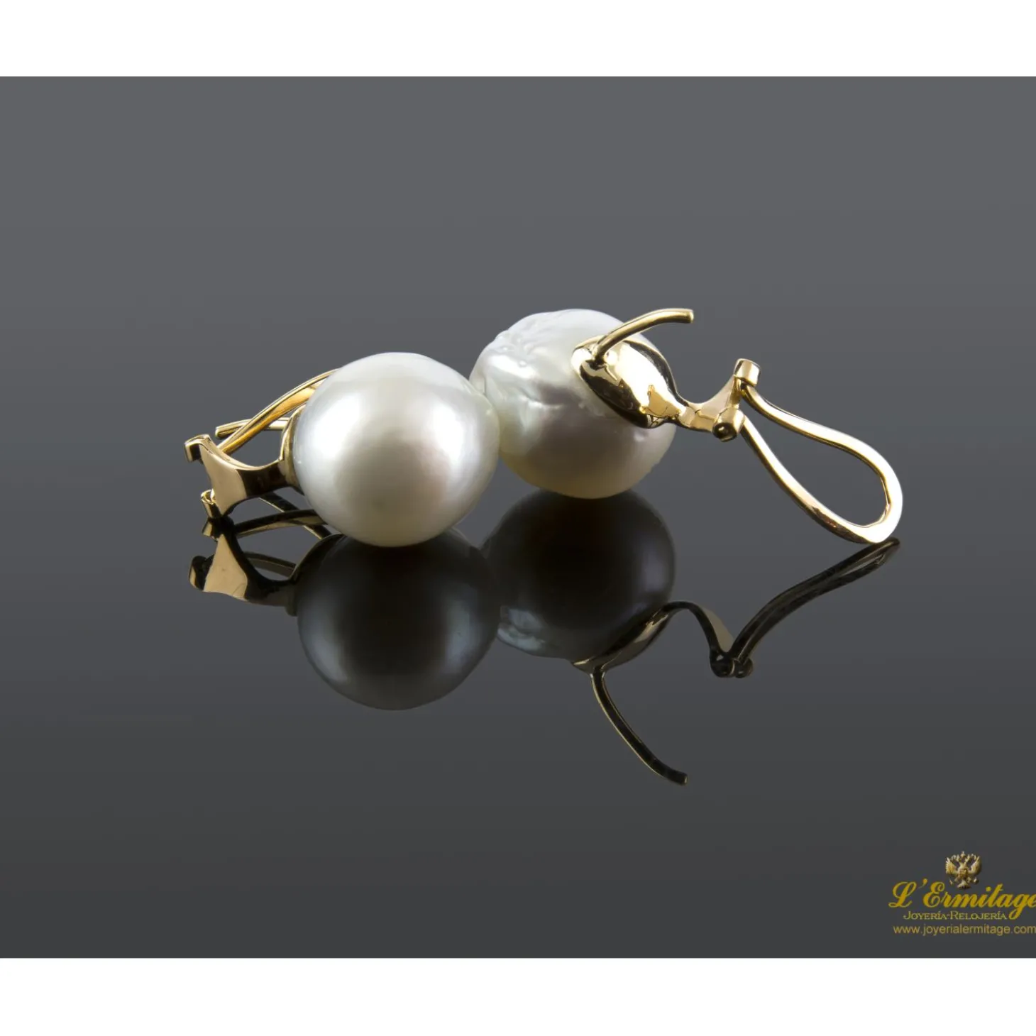 PENDIENTES Pendientes en oro amarillo con perlas australianas.
