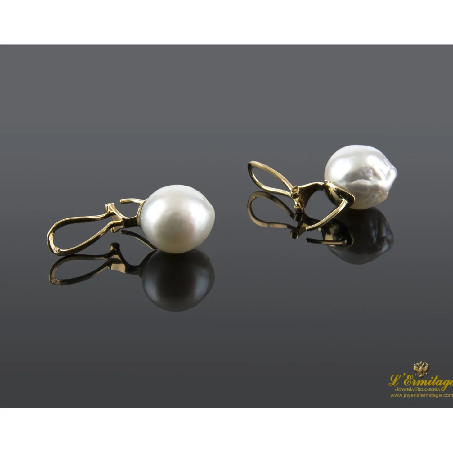PENDIENTES Pendientes en oro amarillo con perlas australianas.