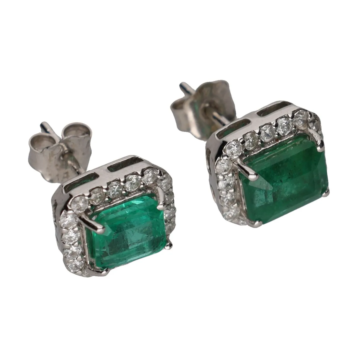 PENDIENTES Pendientes en oro blanco con esmeraldas y brillantes.