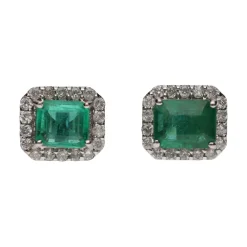 PENDIENTES Pendientes en oro blanco con esmeraldas y brillantes.