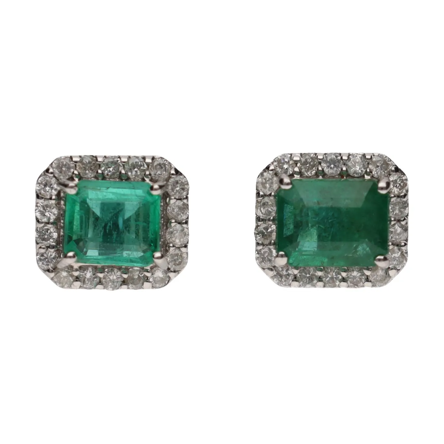 PENDIENTES Pendientes en oro blanco con esmeraldas y brillantes.