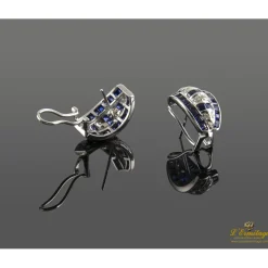 PENDIENTES Pendientes en oro blanco con zafiros y brillantes.
