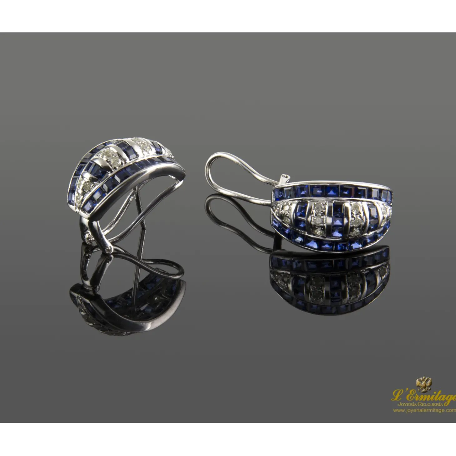PENDIENTES Pendientes en oro blanco con zafiros y brillantes.