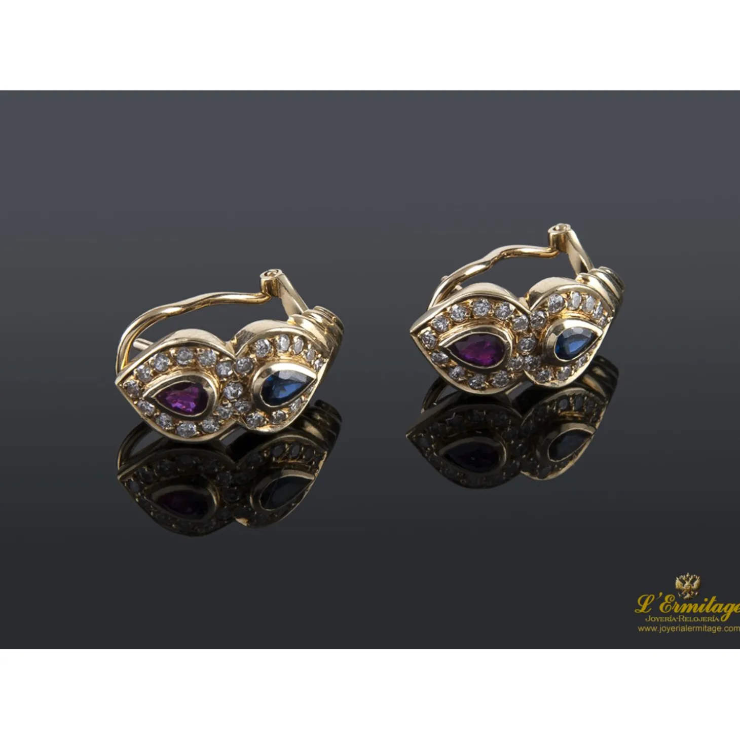 PENDIENTES Pendientes en oro amarillo con rubíes, zafiros y brillantes