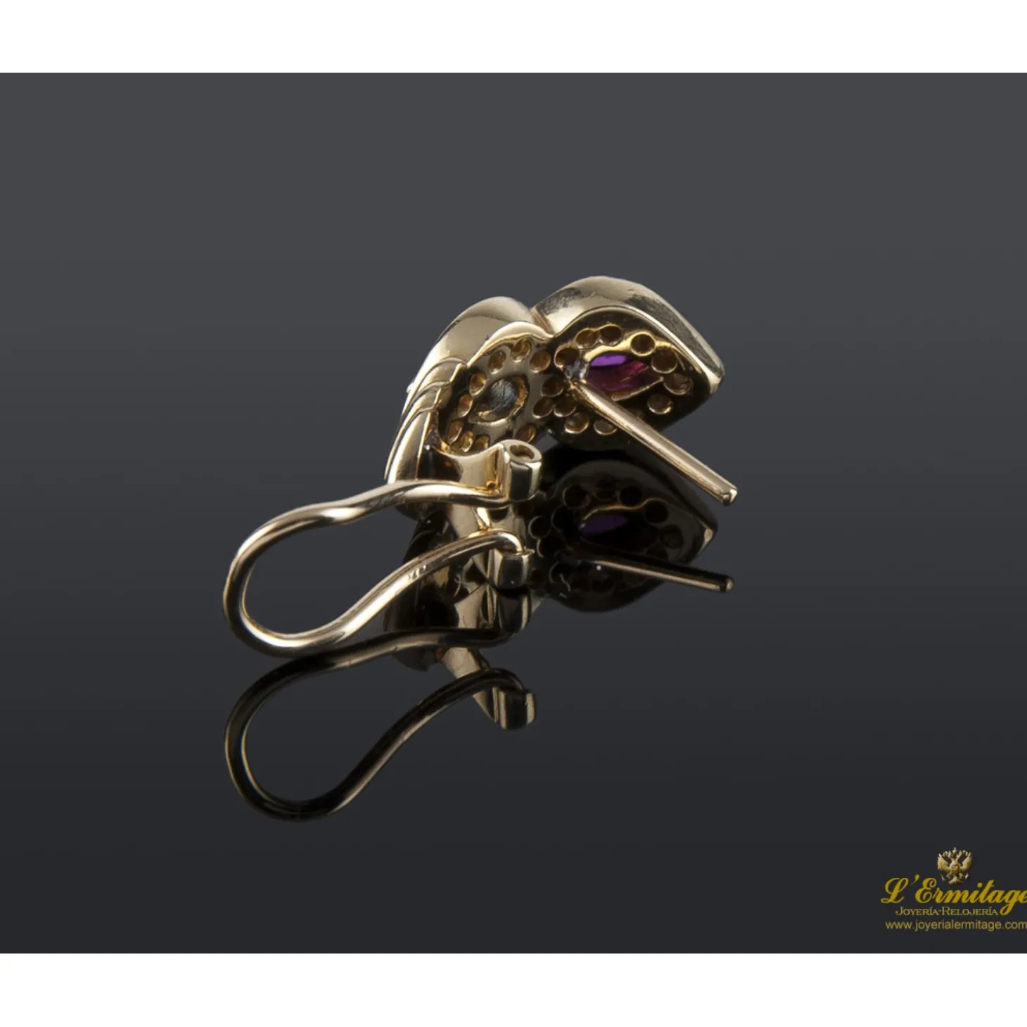 PENDIENTES Pendientes en oro amarillo con rubíes, zafiros y brillantes