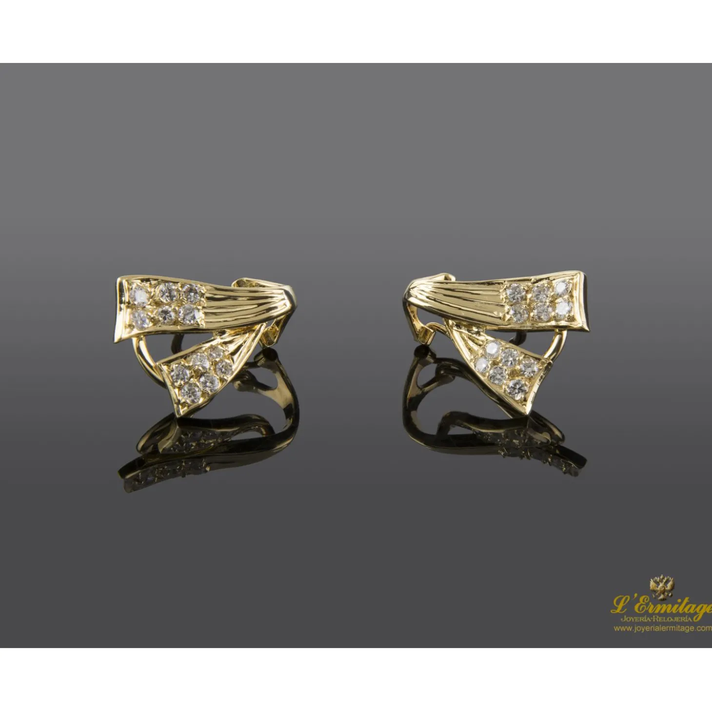 PENDIENTES Pendientes en oro amarillo con brillantes.