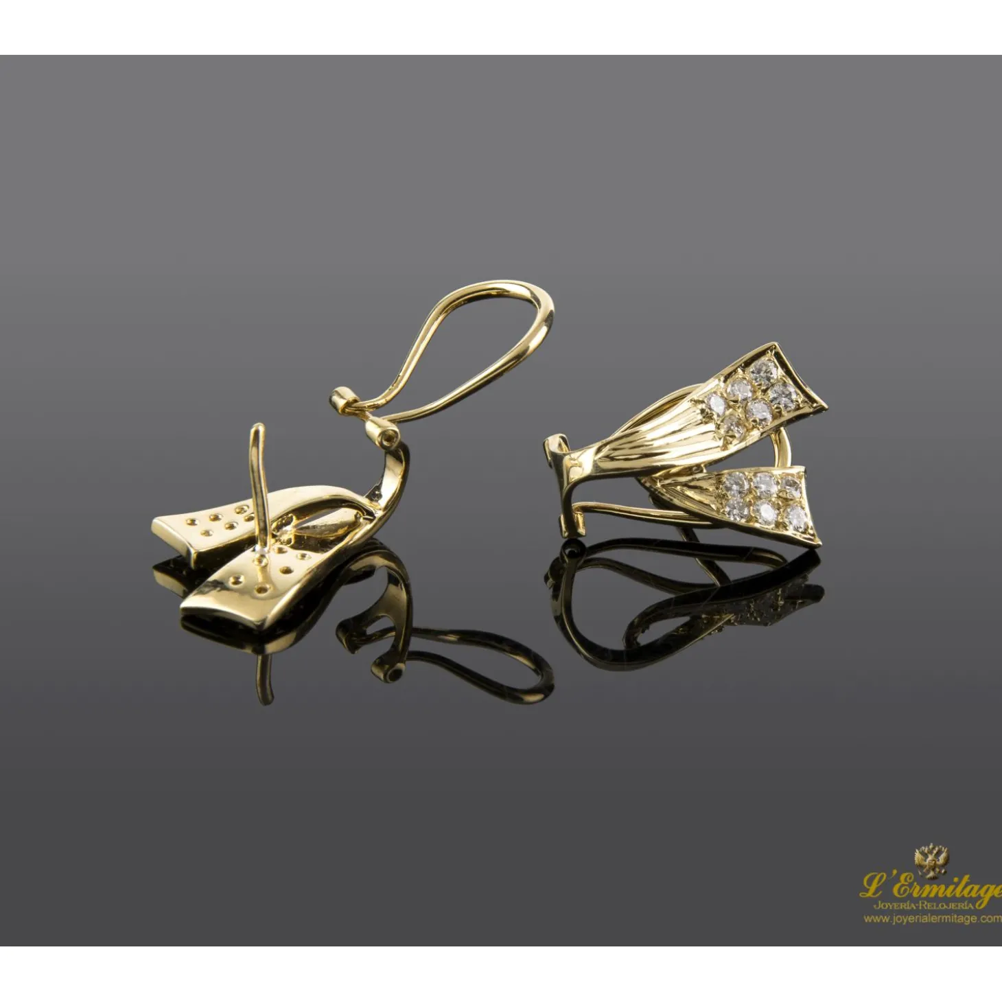 PENDIENTES Pendientes en oro amarillo con brillantes.