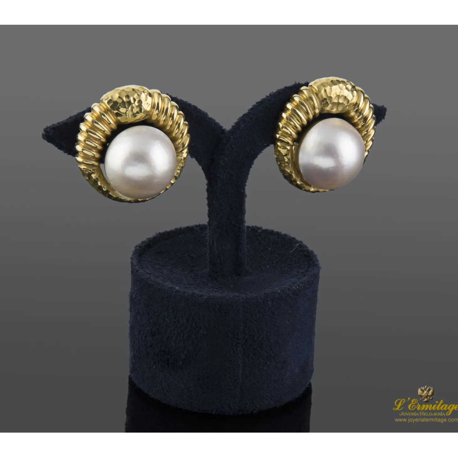 PENDIENTES Pendientes en oro amarillo y perlas. Diseñados por luis gil.