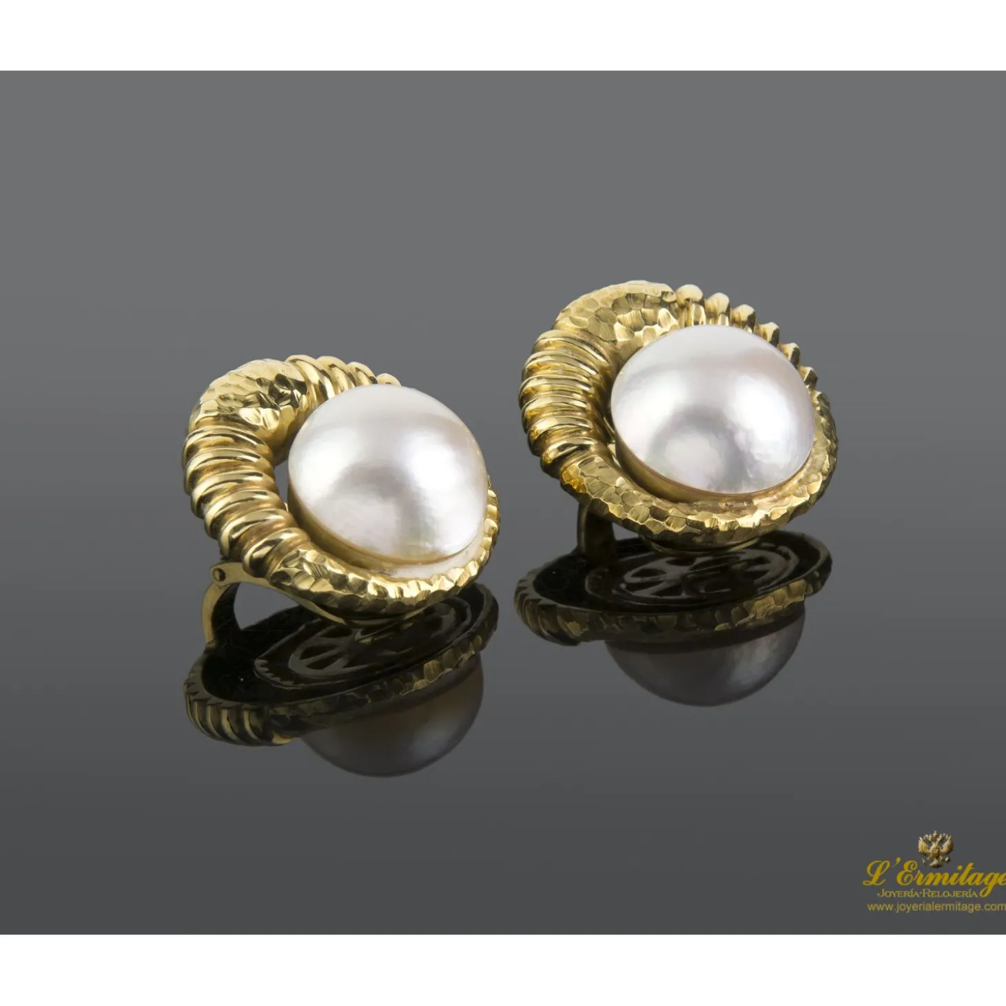 PENDIENTES Pendientes en oro amarillo y perlas. Diseñados por luis gil.