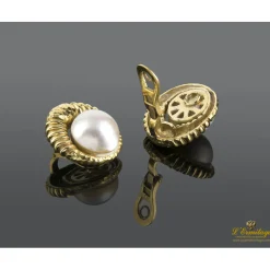 PENDIENTES Pendientes en oro amarillo y perlas. Diseñados por luis gil.