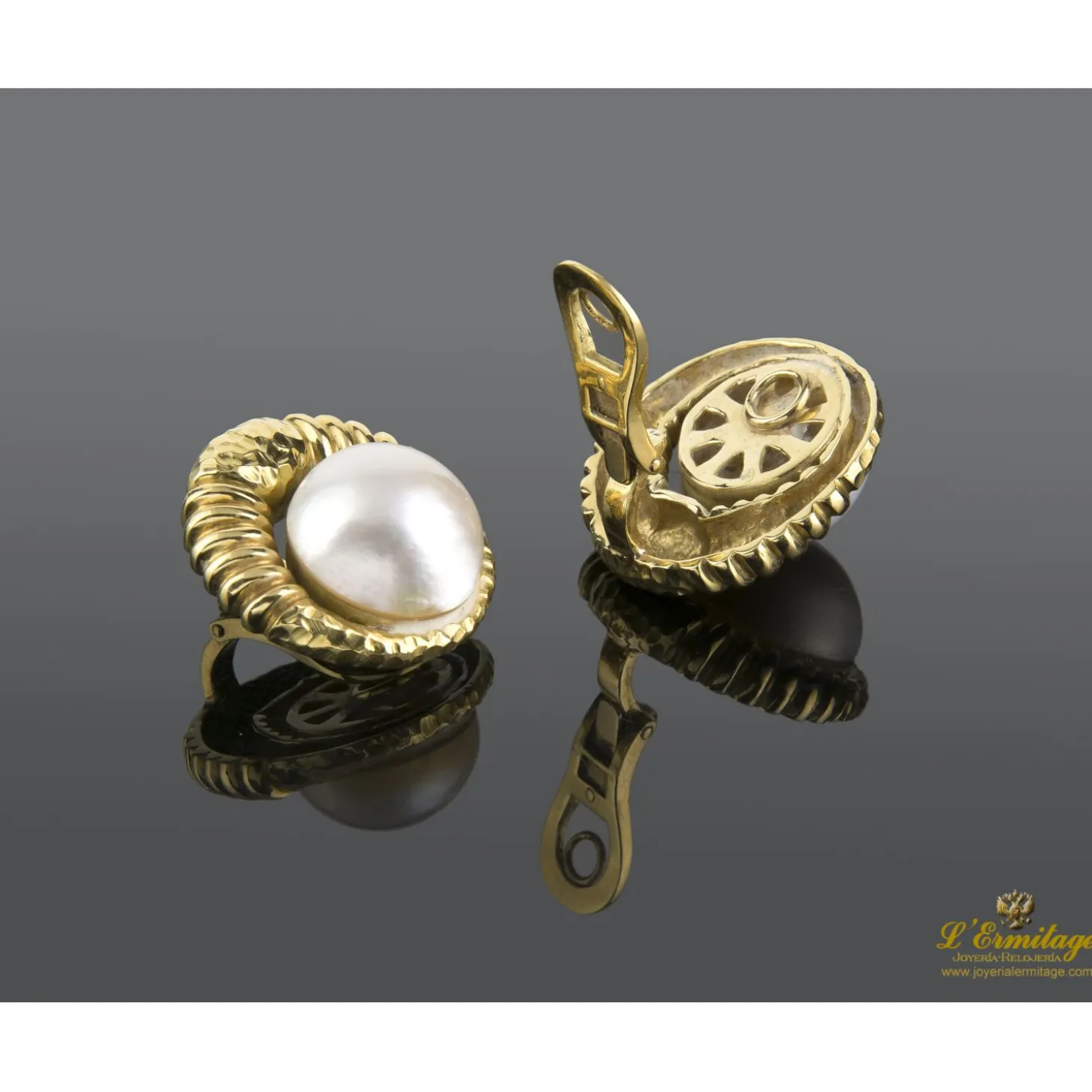 PENDIENTES Pendientes en oro amarillo y perlas. Diseñados por luis gil.
